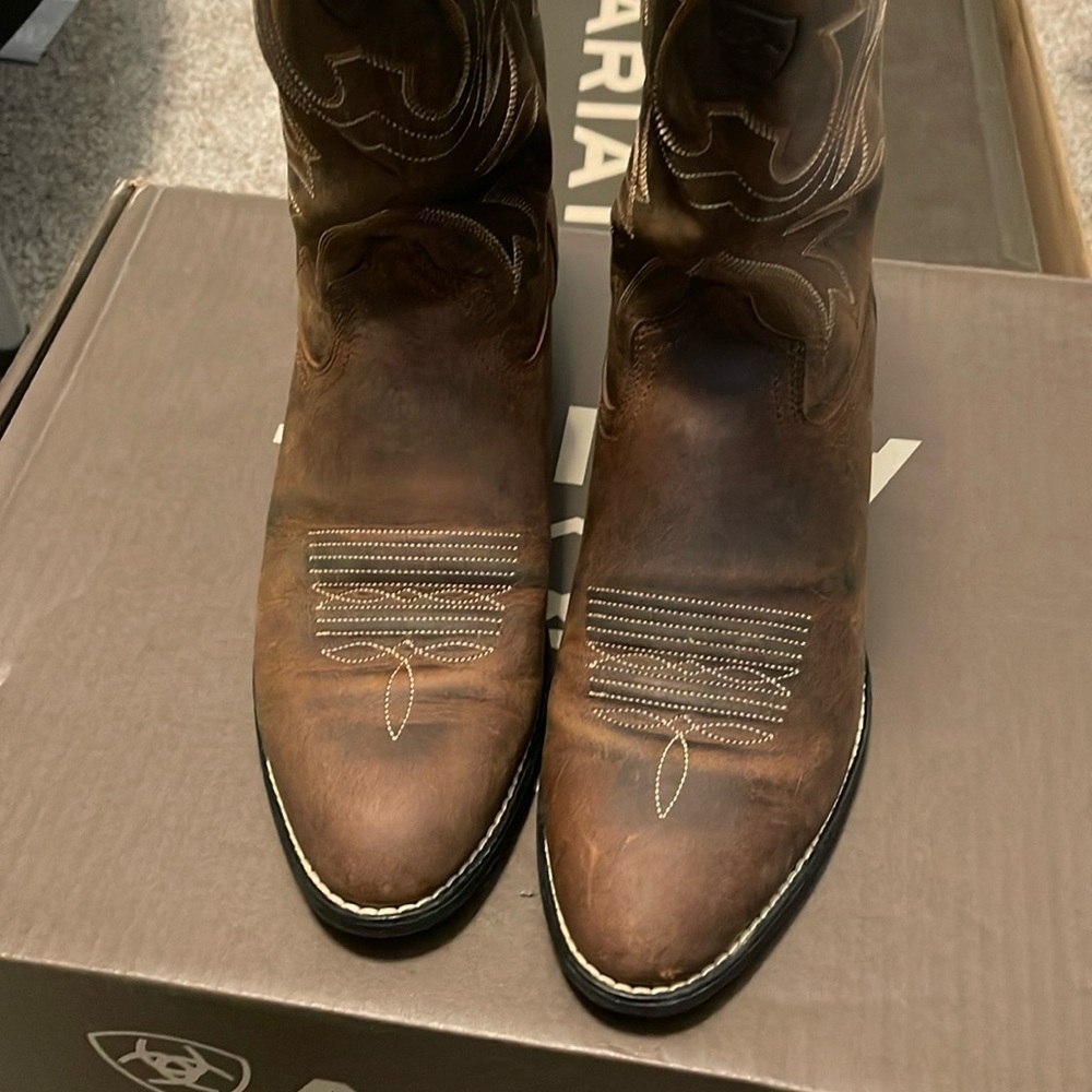Ariat womens size 8 distressed
Brown wide  western boots